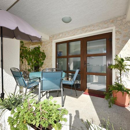 Lovely Apartment In The Groundfloor Zadar Bagian luar foto