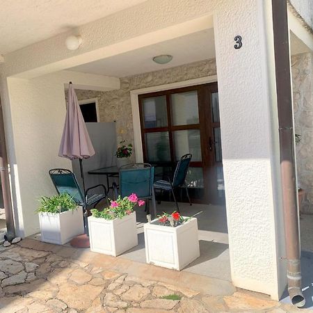 Lovely Apartment In The Groundfloor Zadar Bagian luar foto