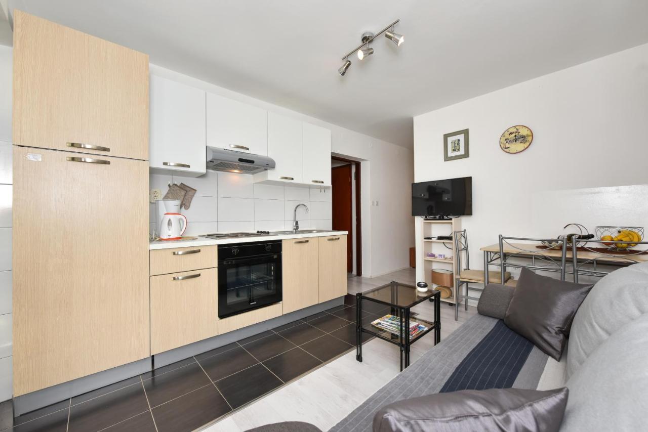Lovely Apartment In The Groundfloor Zadar Bagian luar foto