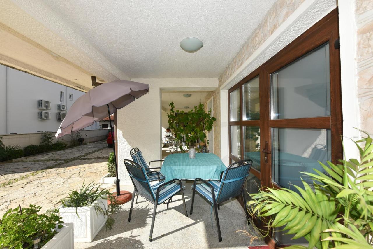 Lovely Apartment In The Groundfloor Zadar Bagian luar foto