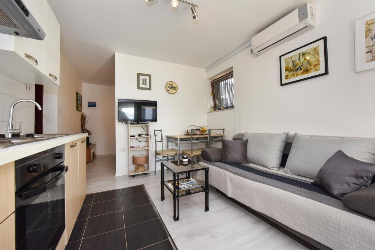 Lovely Apartment In The Groundfloor Zadar Bagian luar foto