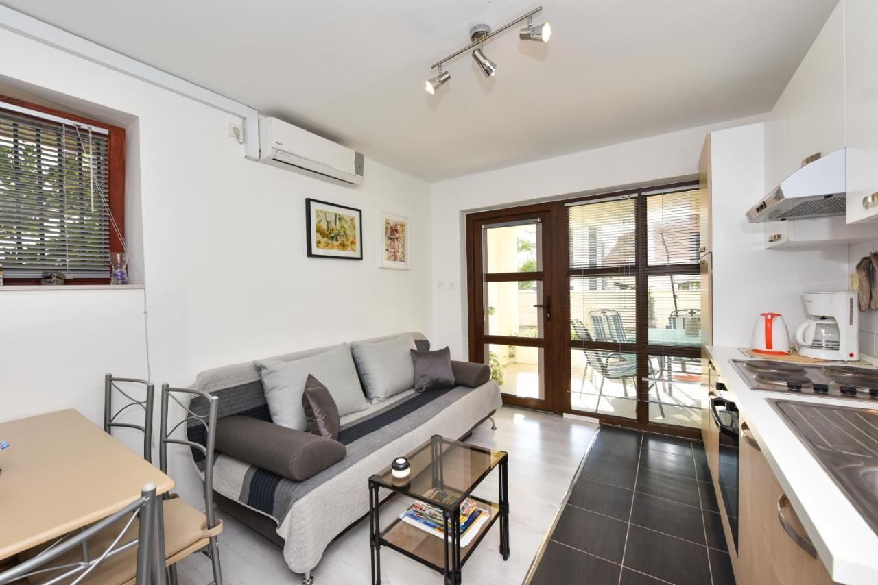Lovely Apartment In The Groundfloor Zadar Bagian luar foto