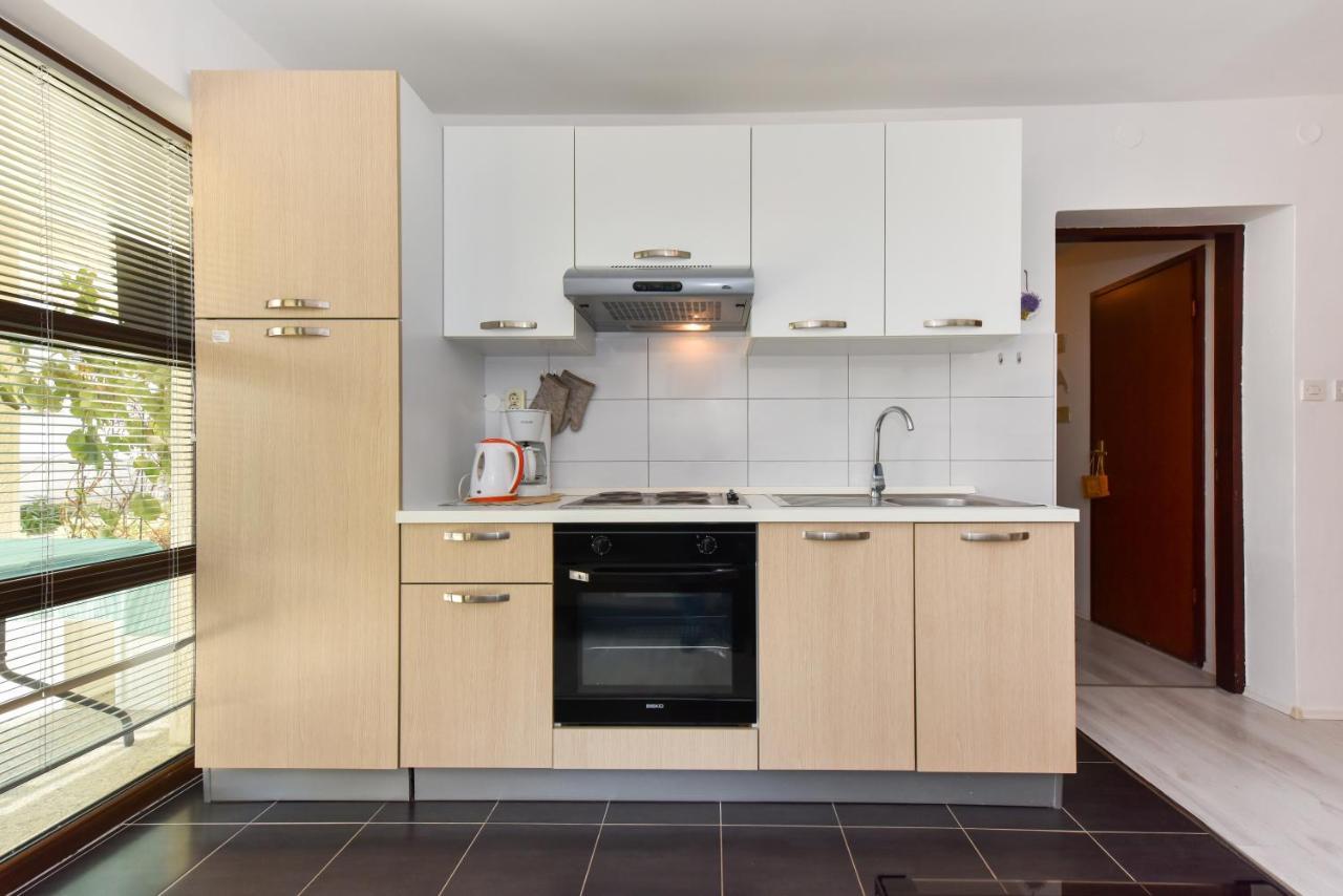 Lovely Apartment In The Groundfloor Zadar Bagian luar foto