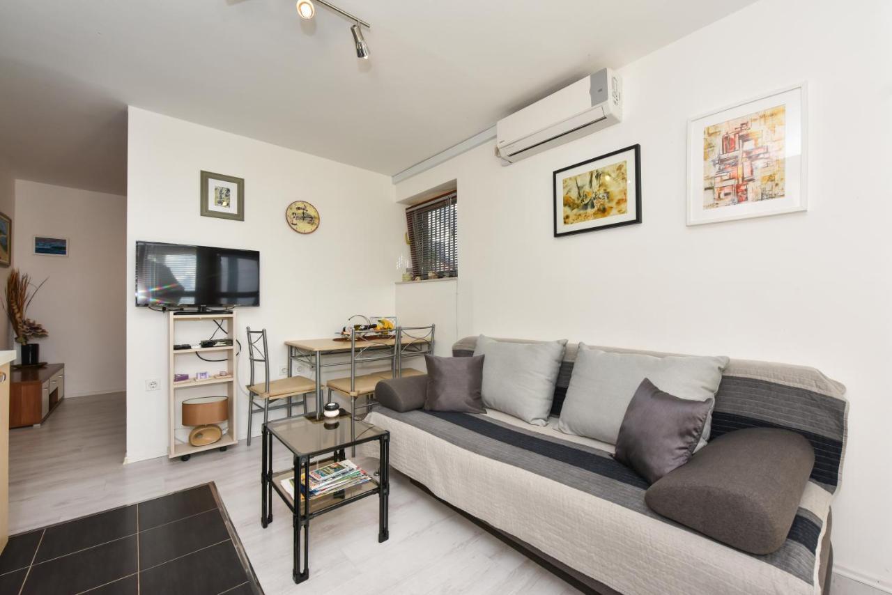 Lovely Apartment In The Groundfloor Zadar Bagian luar foto