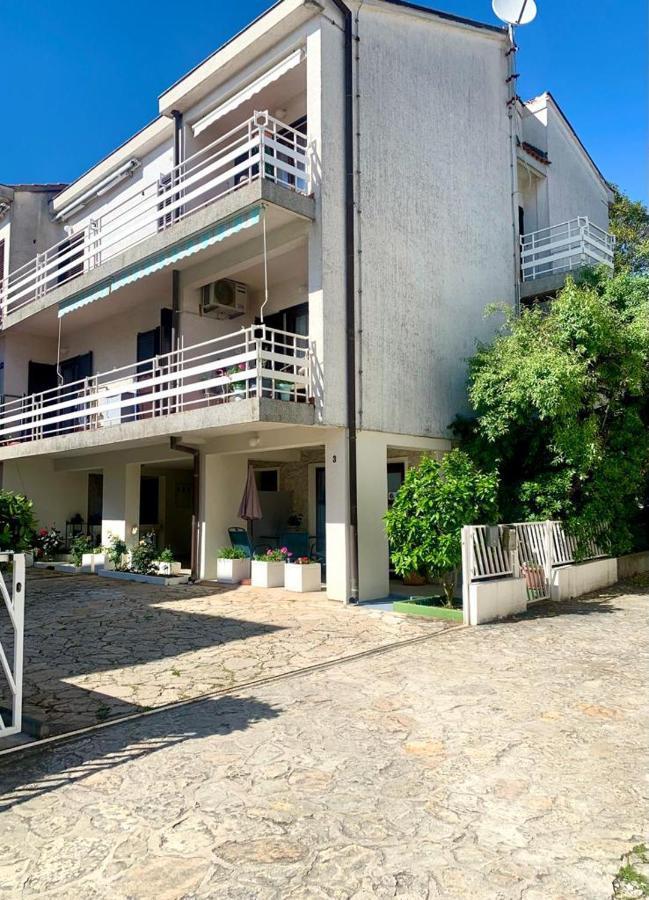 Lovely Apartment In The Groundfloor Zadar Bagian luar foto