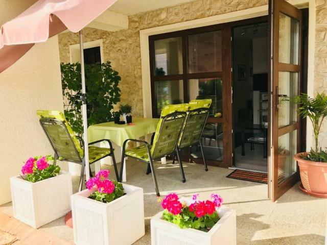 Lovely Apartment In The Groundfloor Zadar Bagian luar foto